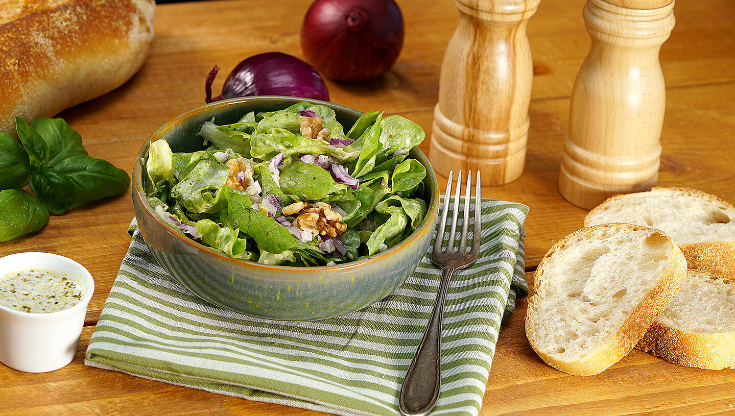 Salat mit Pesto Verde-Dressing