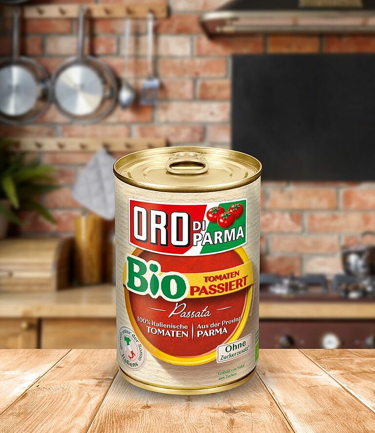 Strained organic tomatoes from ORO di Parma in a 425ml can.